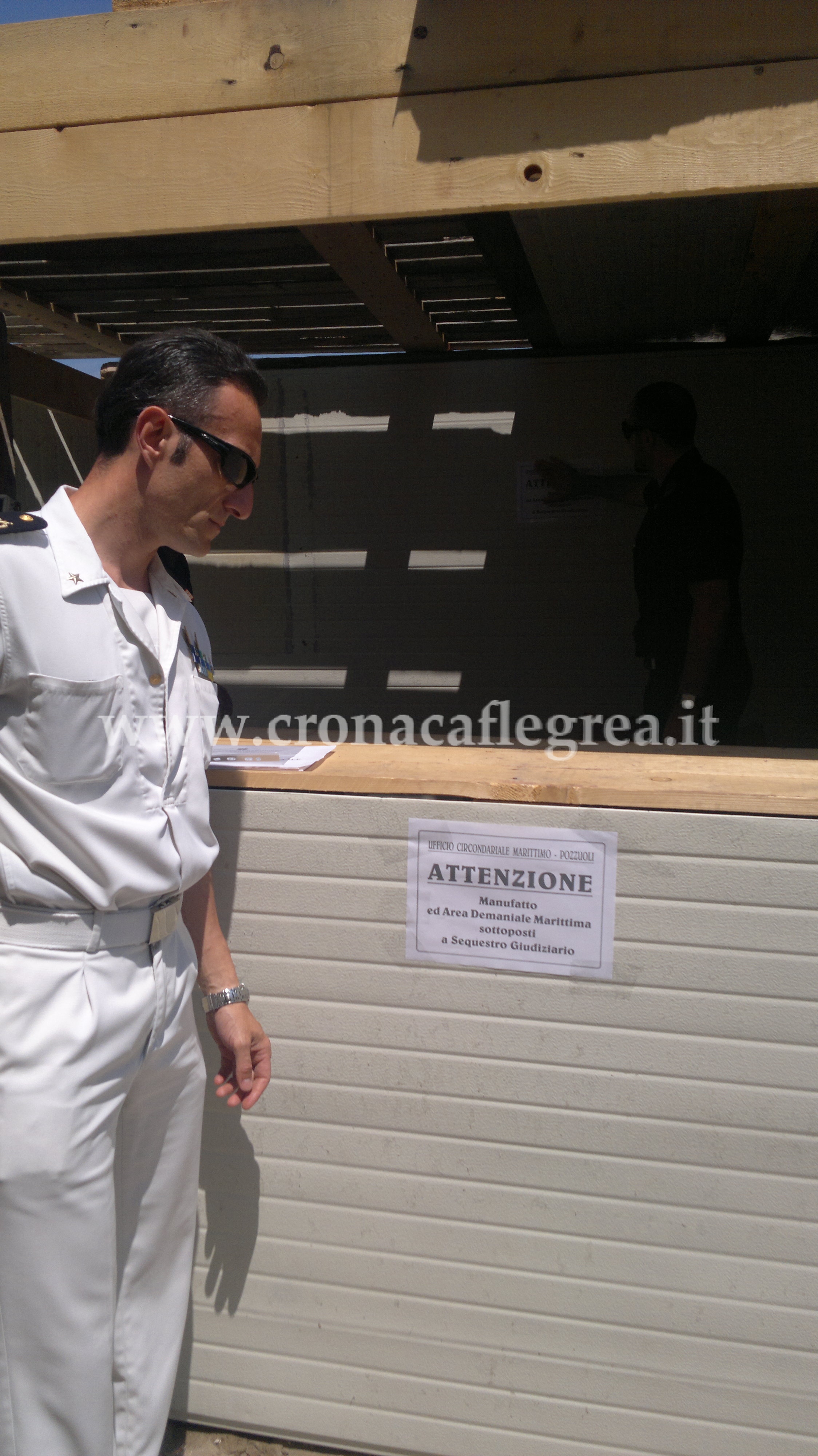 POZZUOLI/ “Cemento selvaggio” in spiaggia: sequestrati un lido e chioschi bar