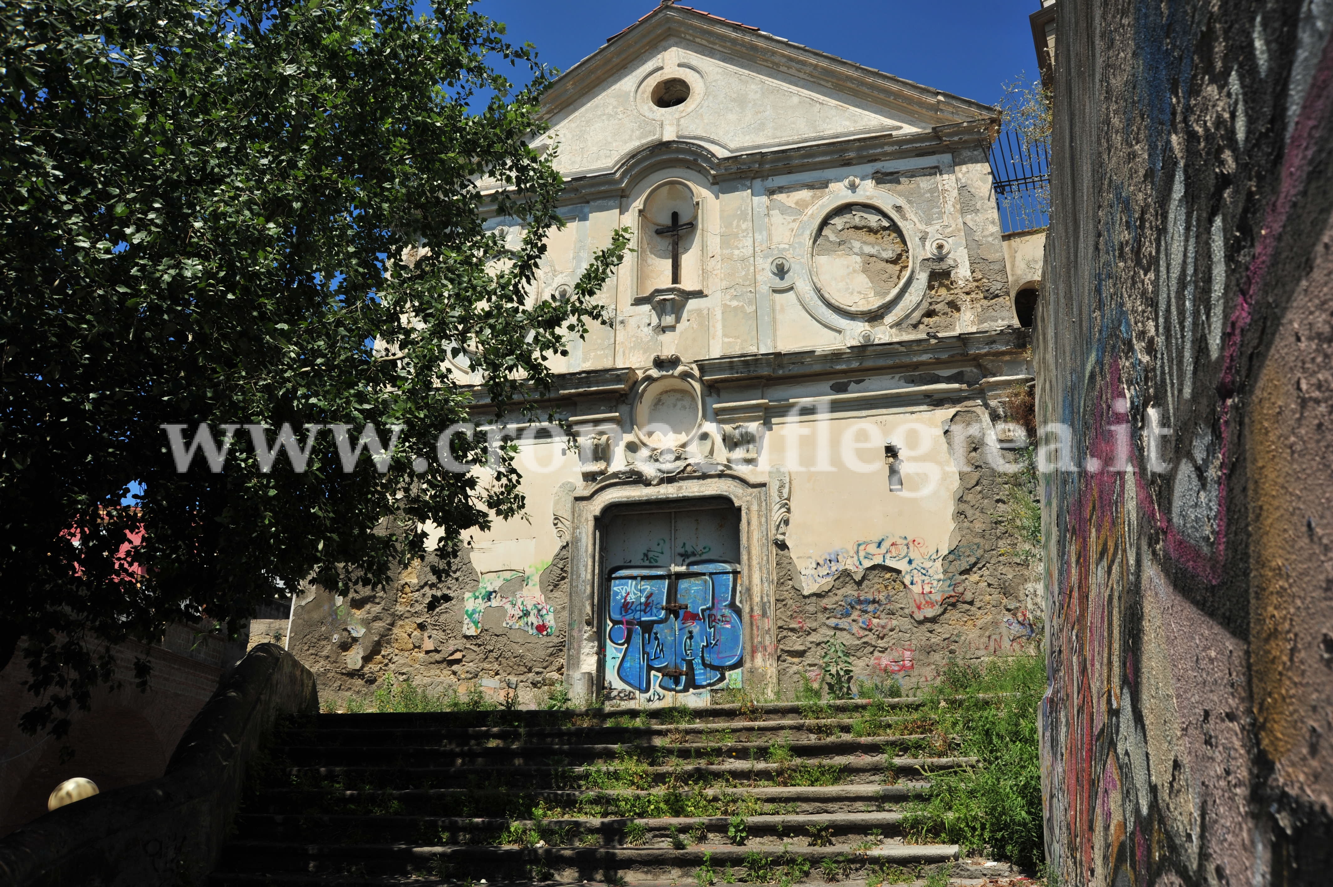 POZZUOLI/ Chiesa del Purgatorio: scene di ordinario degrado in città – LE FOTO