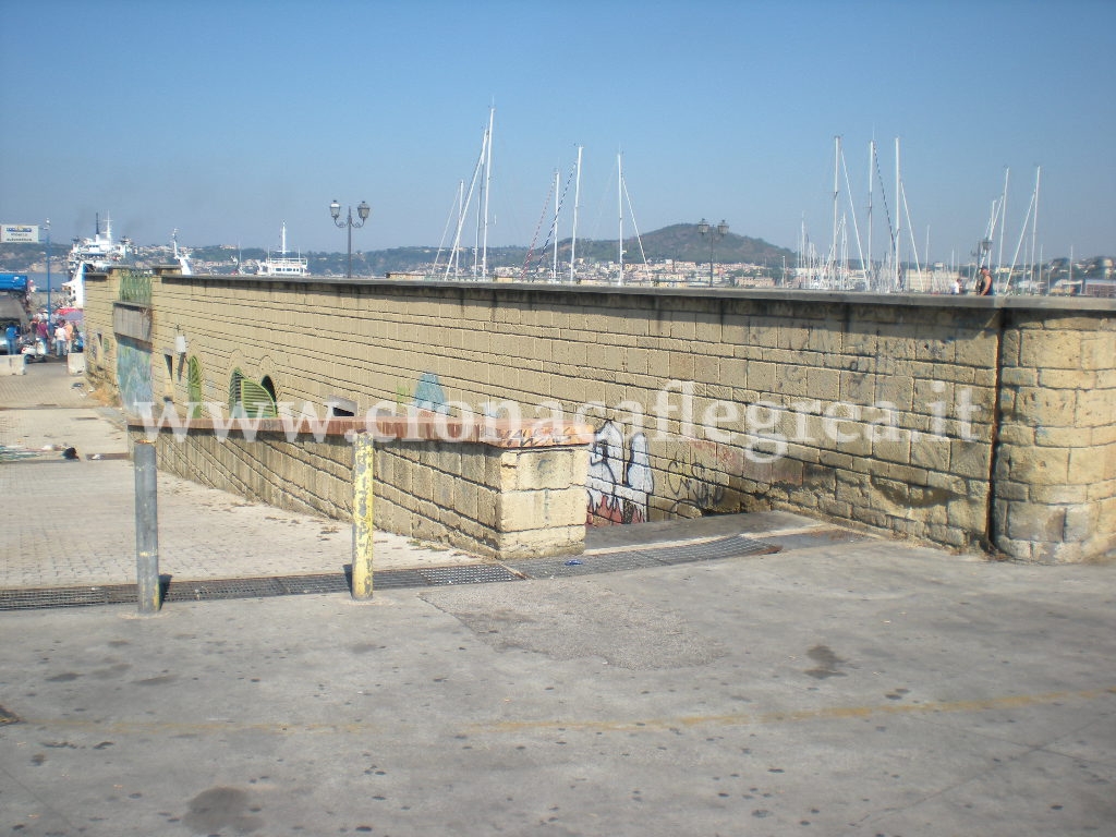 POZZUOLI/ Cacciati gli abusivi dal parcheggio di “Piazza a Mare” – LE FOTO