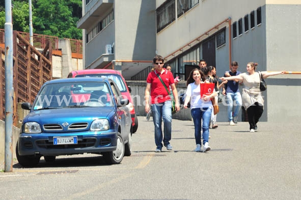 POZZUOLI/ I maturandi dopo la prima prova: ansie, aneddoti e battute – INTERVISTE E FOTO