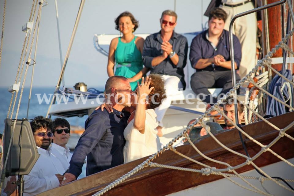 CURIOSITA’/ La Iena Giulio Golia si sposa in barca nelle acque flegree, Totti e Ilary tra gli invitati – LE FOTO