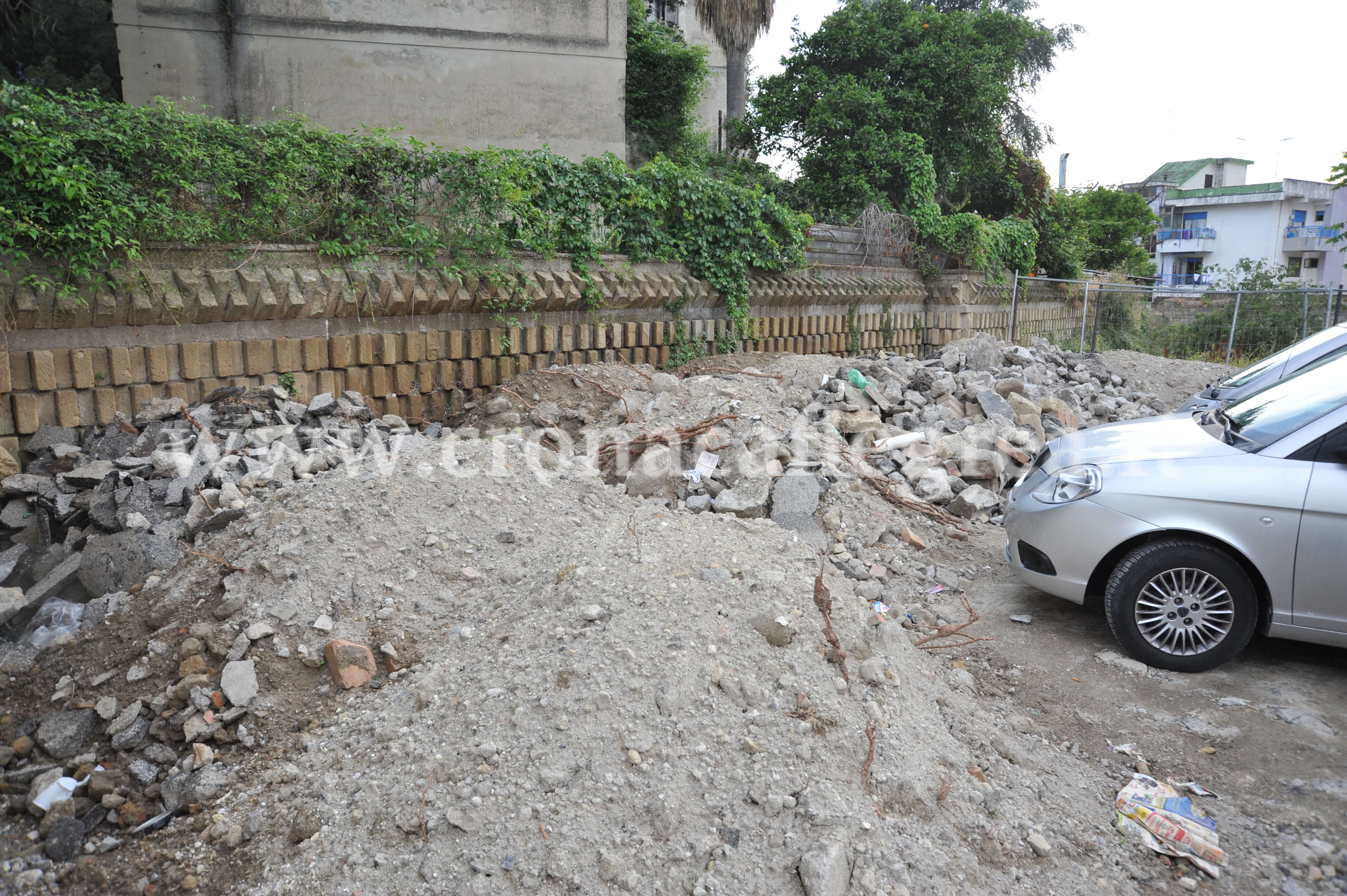 POZZUOLI/ Rifiuti selvaggi accanto ai resti romani – LE FOTO