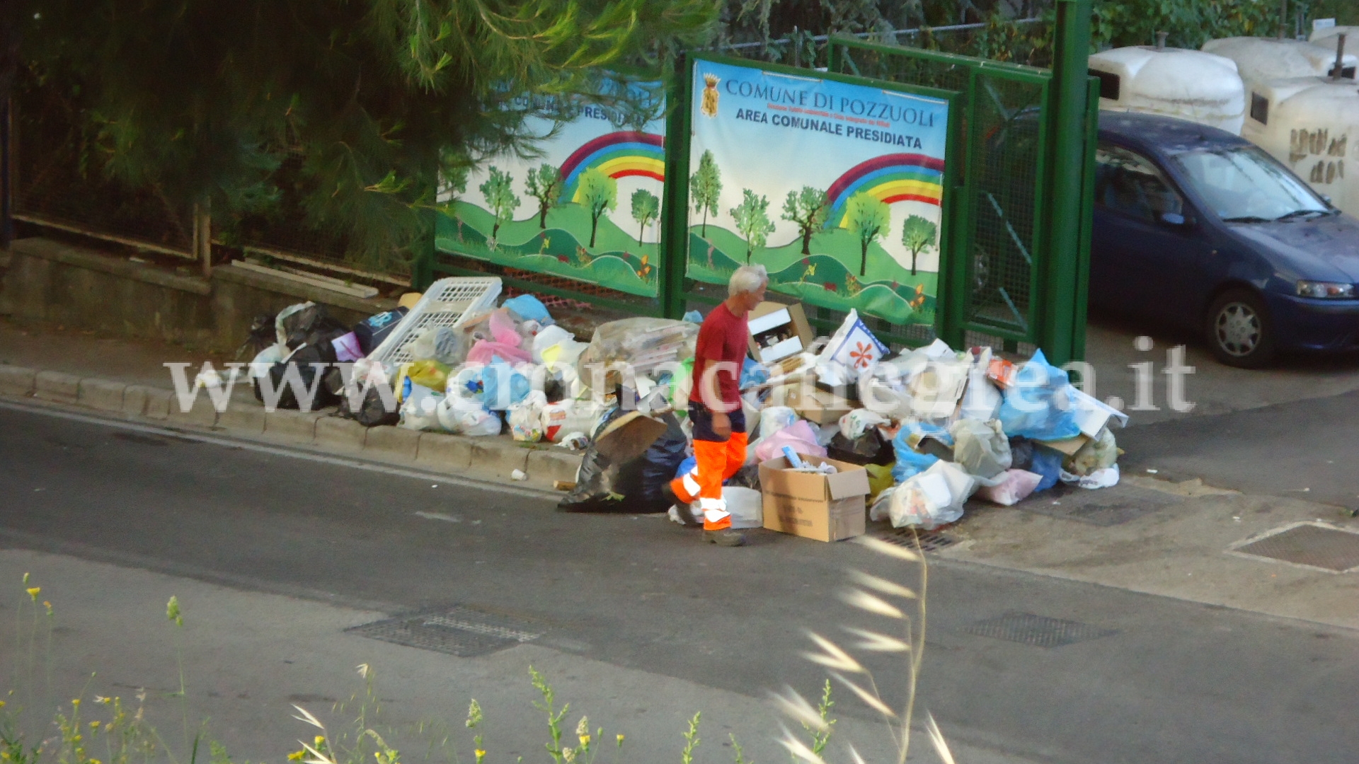«I puteolani che lasciano i rifiuti fuori alle isole ecologiche devono vergognarsi!»