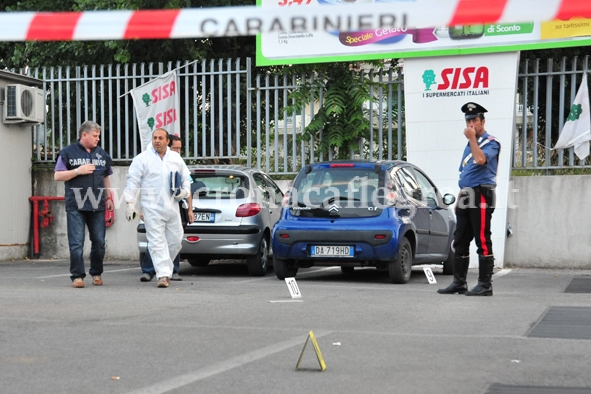 QUARTO/ Commando assalta supermercato, sparatoria tra rapinatori e carabiniere: 2 feriti – TUTTE LE FOTO