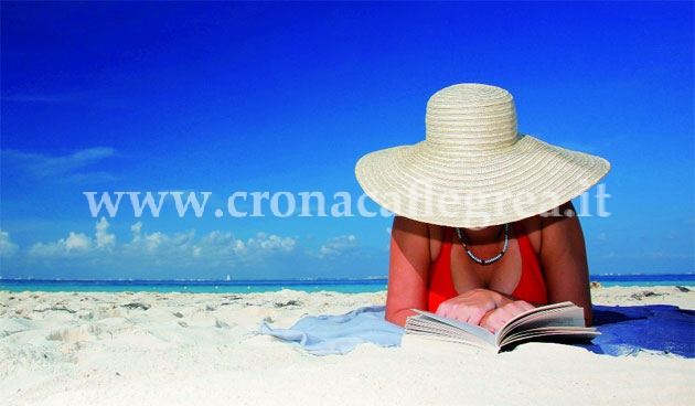 INIZIATIVE/ Sulla spiaggia di Lucrino arriva il Bookcrossing, 50 libri da leggere e portare via