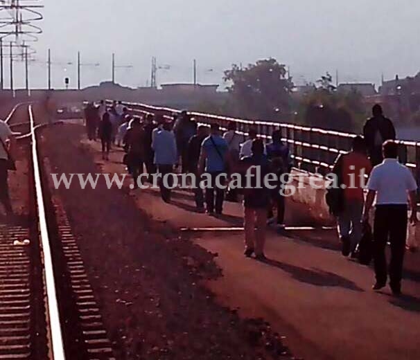 LA DENUNCIA/ «Costretti a scendere dal treno e a camminare sui binari»