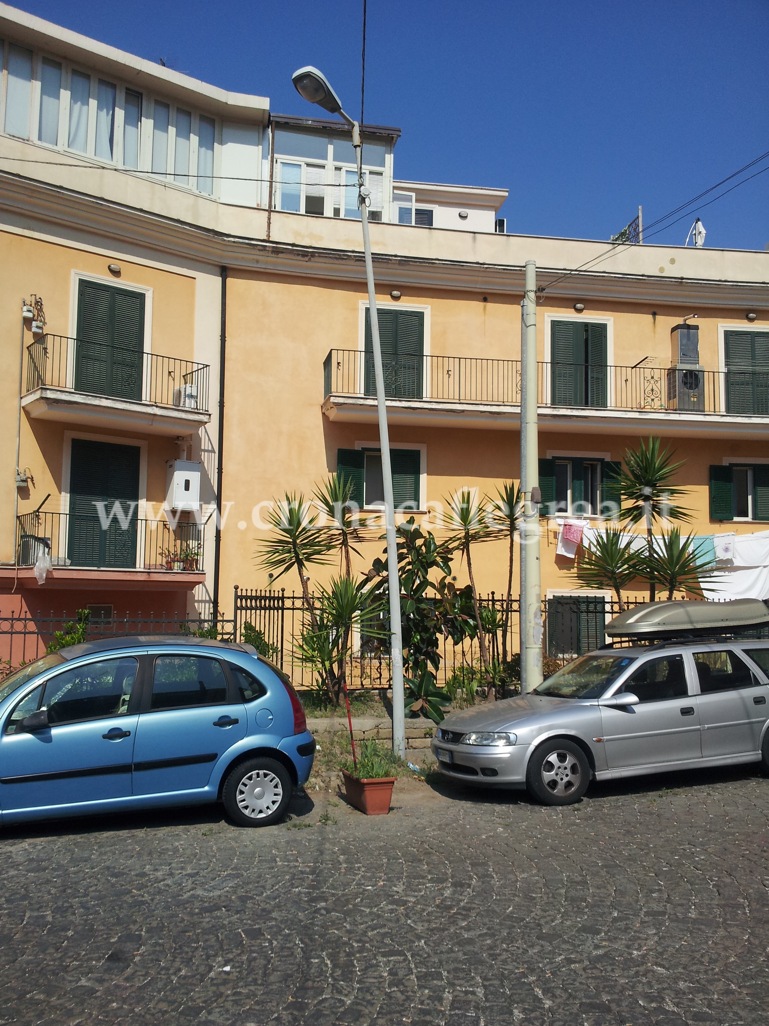 POZZUOLI/ Un palo elettrico pericolante a Gerolomini, rischio per pedoni e auto – LE FOTO