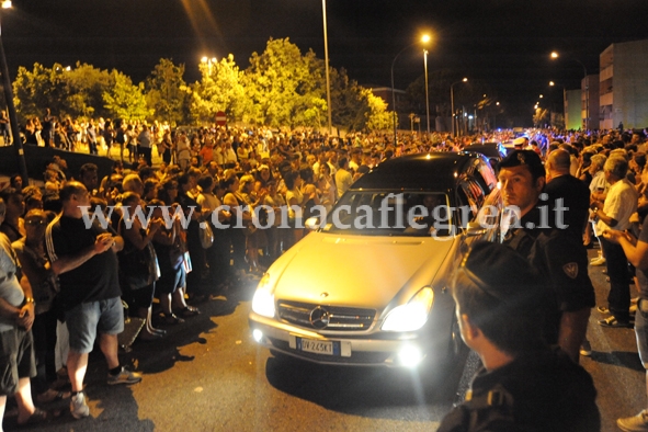 TRAGEDIA POZZUOLI/ Decine di migliaia di persone al Palasport per rendere omaggio alle vittime – LE FOTO