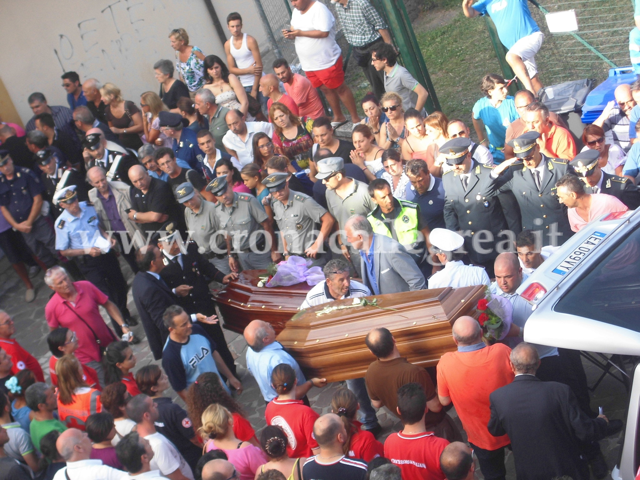 TRAGEDIA POZZUOLI/ In uscita le 39 bare – Fotoreportage live