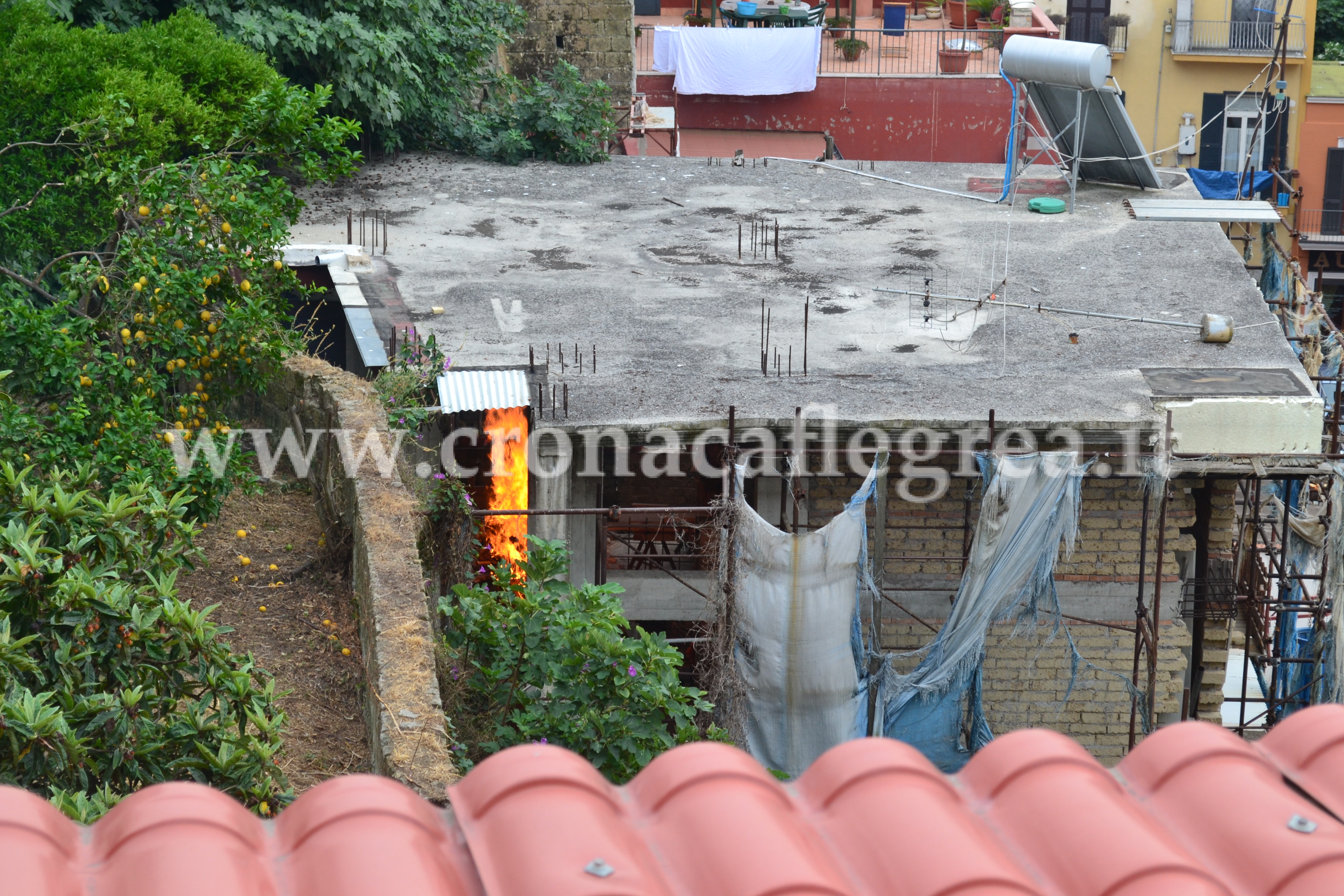 FOTONOTIZIA/ “Misterioso” incendio nel palazzo abbandonato