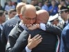 TRAGEDIA POZZUOLI/ Un lungo abbraccio tra Letta e il sindaco di Pozzuoli ai funerali di Stato – LE FOTO