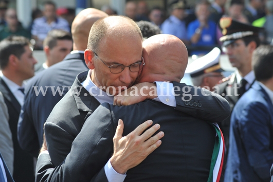 TRAGEDIA POZZUOLI/ Un lungo abbraccio tra Letta e il sindaco di Pozzuoli ai funerali di Stato – LE FOTO