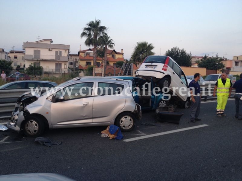 POZZUOLI/ Maxi incidente sulla Variante, 5 auto coinvolte e 6 feriti – LE FOTO