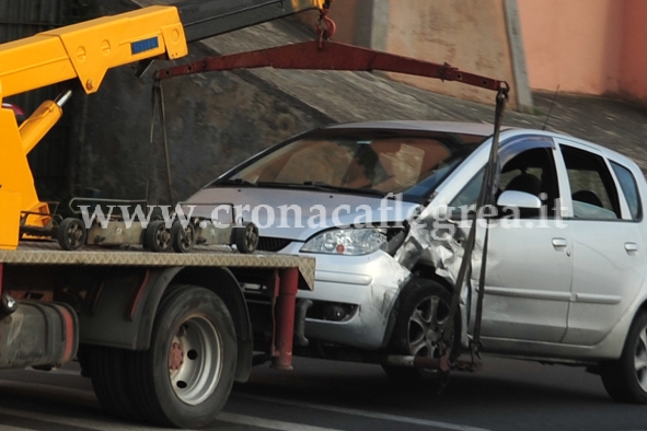 POZZUOLI/ Frontale in via Pergolesi, circola falsa notizia su condizioni di un funzionario comunale coinvolto: gli assessori sospendono la Giunta e corrono sul posto – LE FOTO