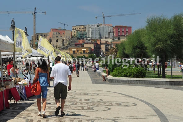 Pozzuoli contro la crisi: a via Napoli 65 stand per la “Fiera del baratto e dell’usato” – LE FOTO