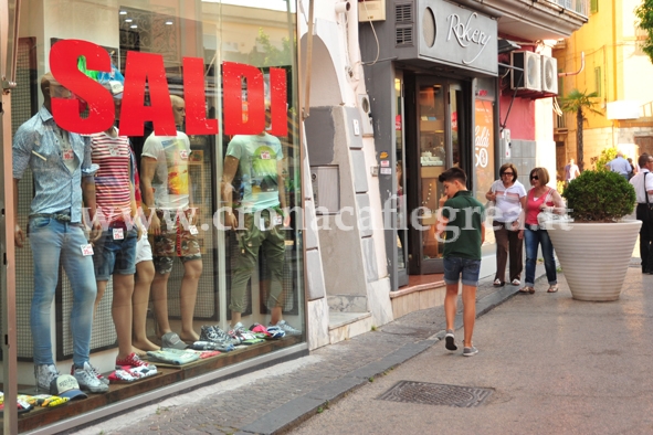 POZZUOLI/ Saldi “flop”: negozi vuoti e pochi acquisti – LE FOTO