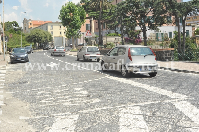 FOTONOTIZIA/ Via la rotonda, c’è la linea continua che costringe a percorrere 2 chilometri in più…