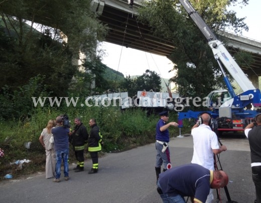 Le operazione di recupero del bus schiantatosi giù dal viadotto