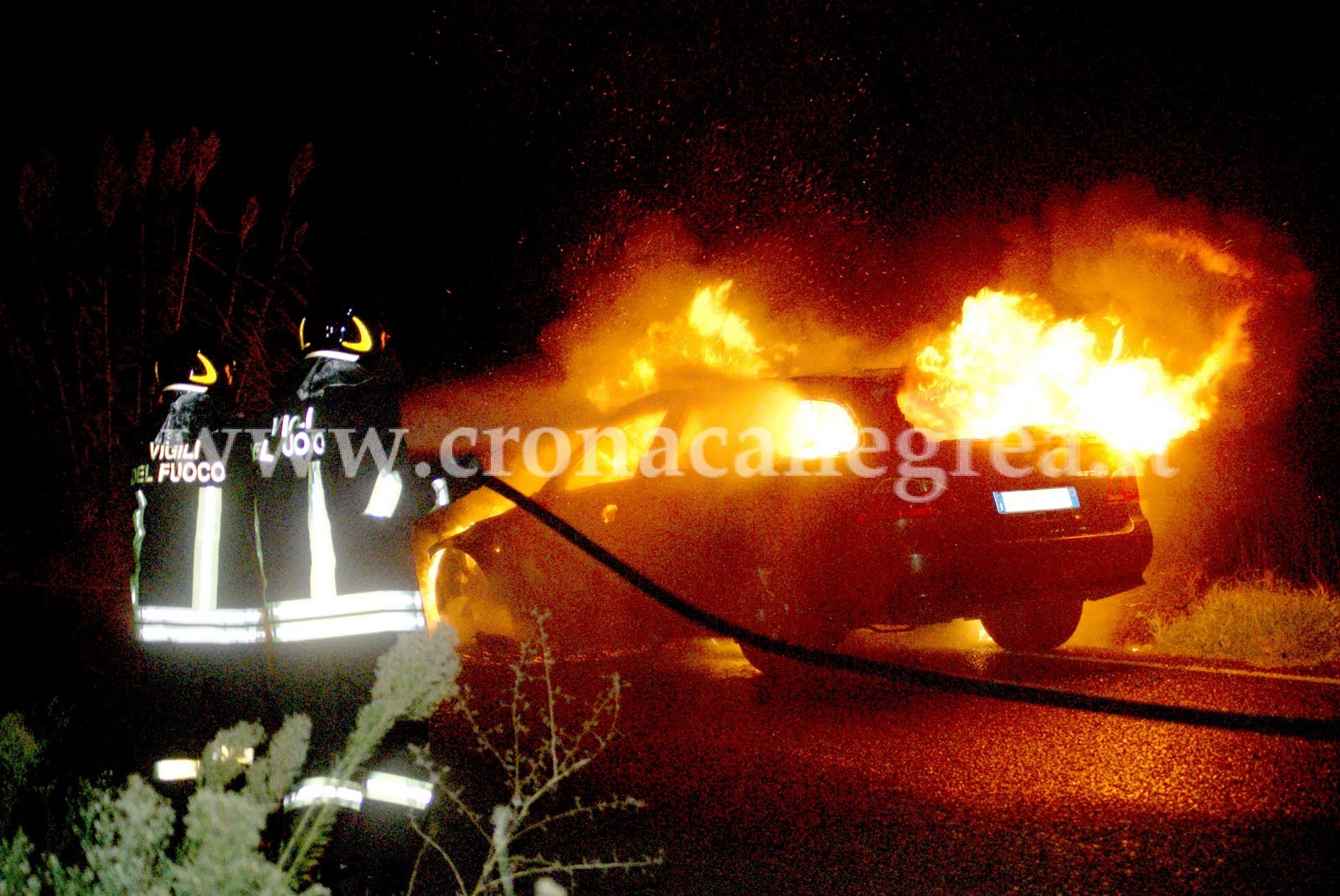 POZZUOLI/ Auto in fiamme nel parcheggio della Chiesa, paura a Monterusciello