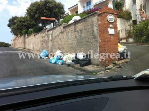 I rifiuti abbandonati in via Tripergola