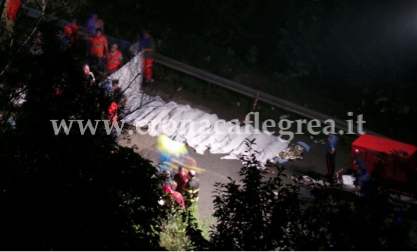 TRAGEDIA A POZZUOLI/ Bus di turisti finisce in una scarpata ad Avellino: 39 morti e 9 feriti. La Questura: «Sono quasi tutti di Pozzuoli»