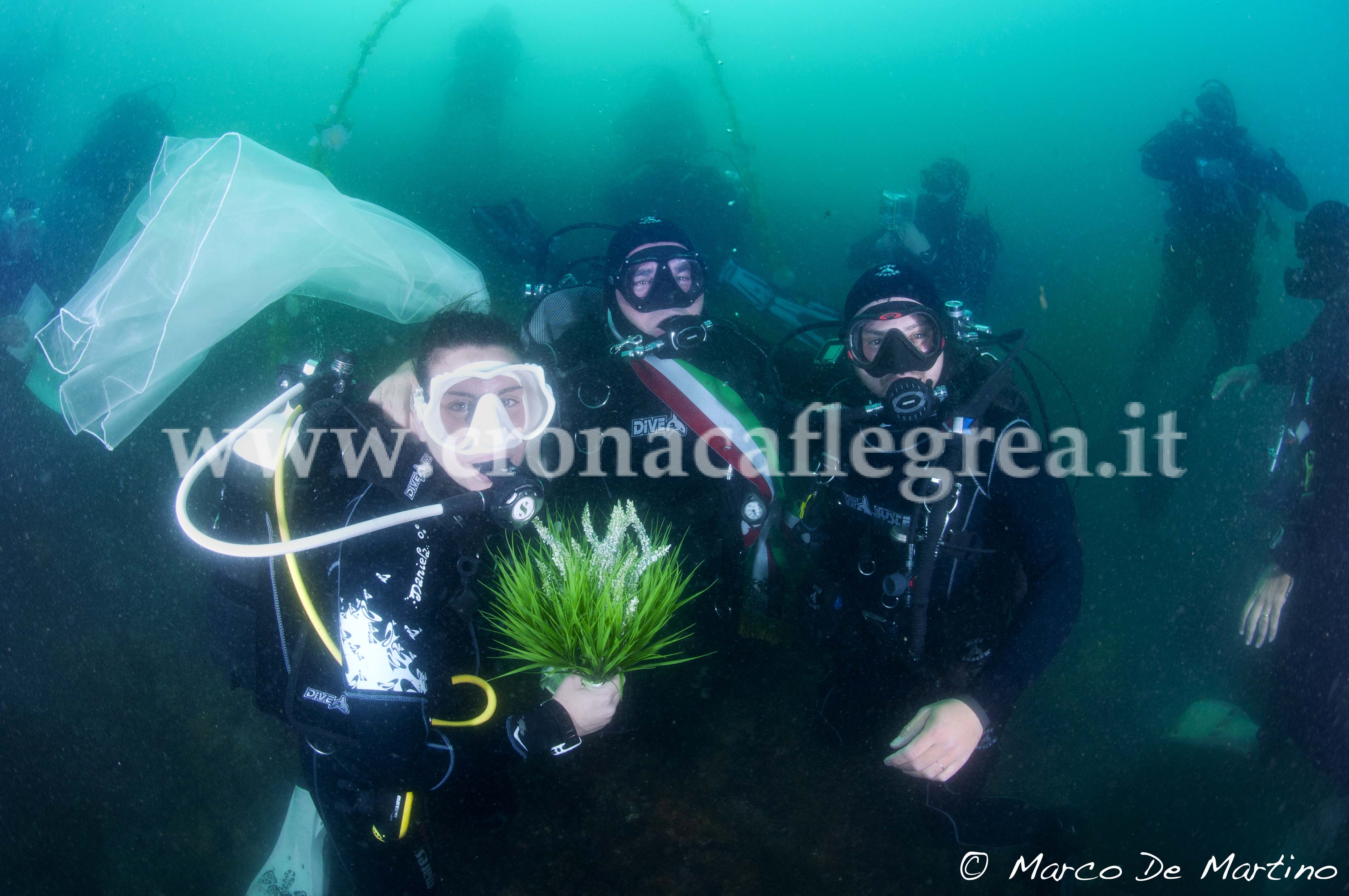 BACOLI/ Il Sindaco celebra promessa di matrimonio a 15 metri sott’acqua