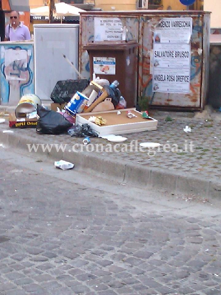 LO SCEMPIO/ Incivili scatenati a Pozzuoli: Piazza della Repubblica trasformata in discarica – LE FOTO