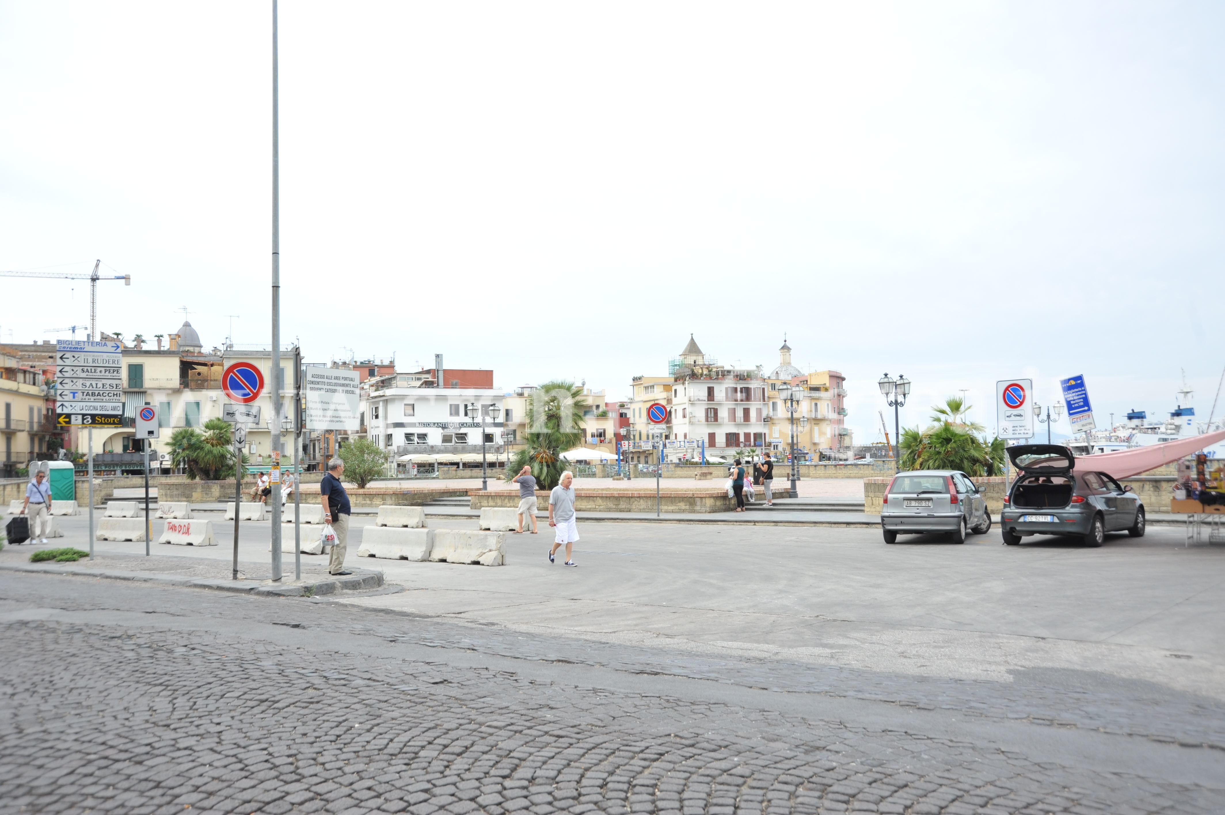 POZZUOLI/ Parcheggiano auto sul porto, turisti derubati mentre mangiano