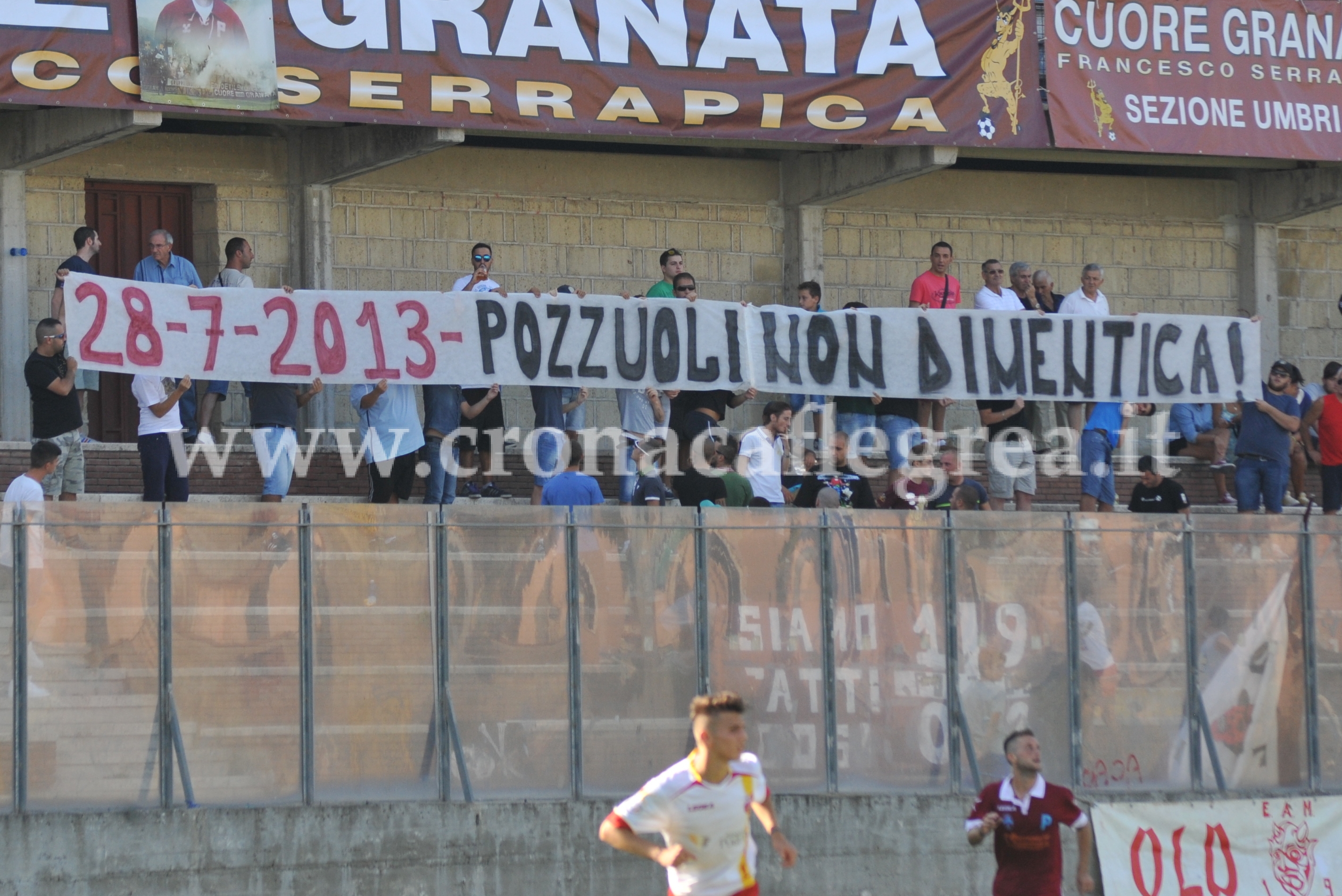 FOTONOTIZIA/ Allo stadio striscione ultrà per le vittime di Monteforte Irpino