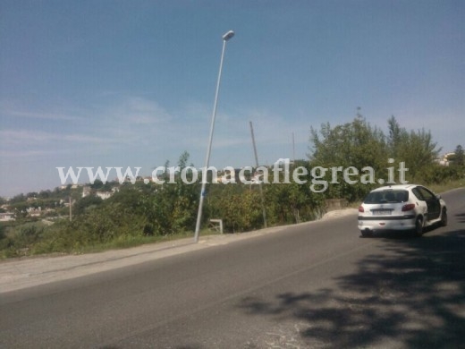Il lampione "pericolante" in via Montersuciello
