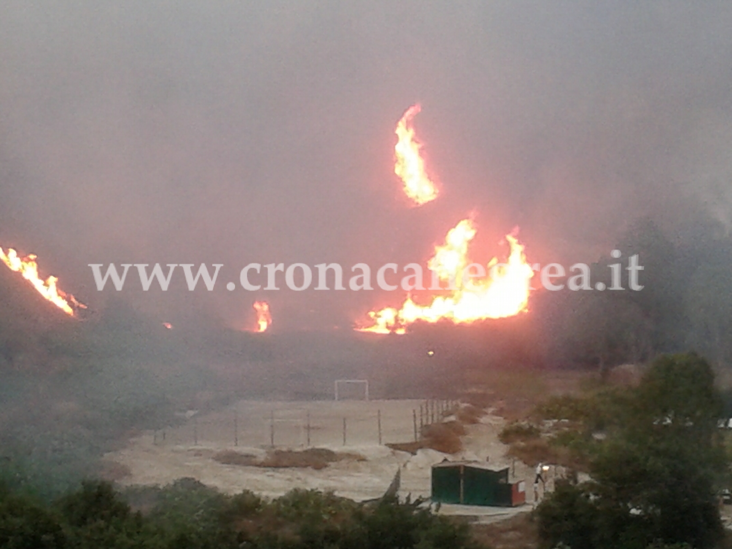 POZZUOLI/ Fuoco e fiamme brucia la Solfatara – LE FOTO