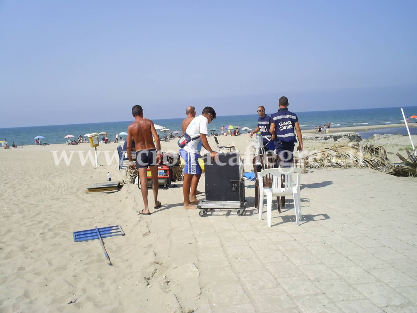 LITORALE DOMITIO/ Bibite e feste in spiaggia illegali, ancora sequestri della Capitaneria