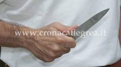 Ferisce con un coltello il marito della madre nel corso di un’animata lite