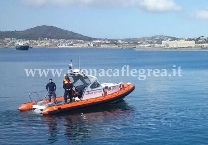 POZZUOLI/ Barca affonda nel golfo, salvata intera famiglia