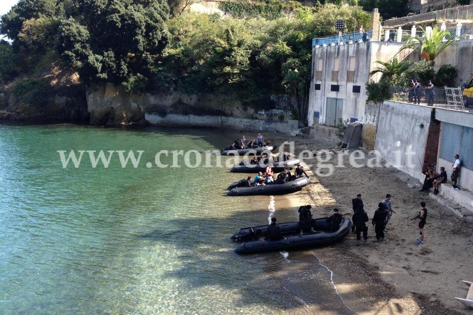 BACOLI/ Con mitra in mano attraccano a Villa Ferretti, ma è solo una scena del film di Guy Ritchie – LE FOTO