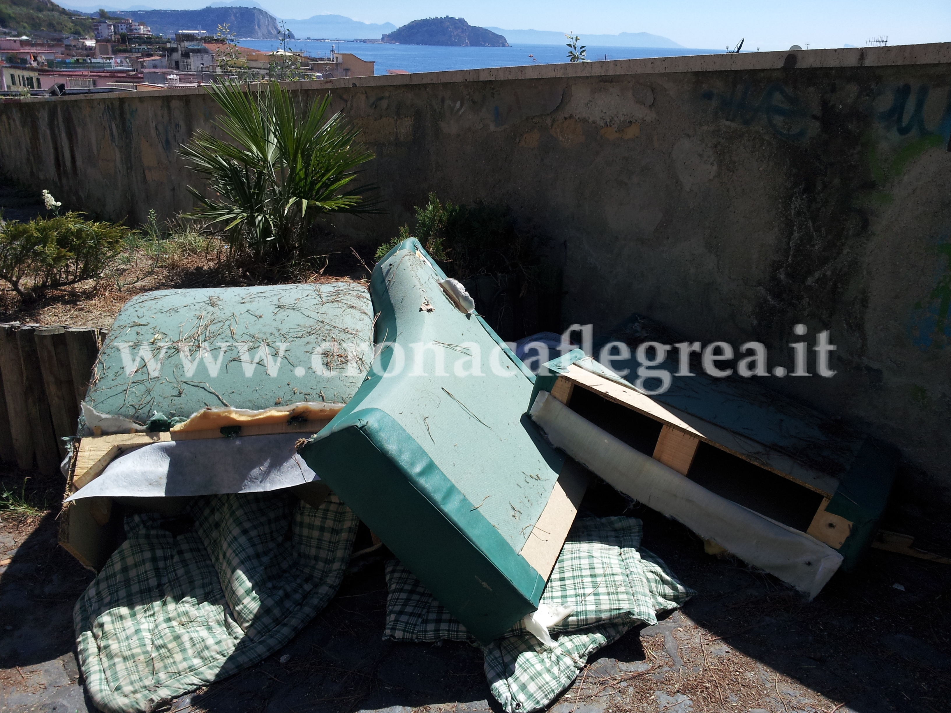 FOTONOTIZIA/ Dopo il bagno, in strada si dorme pure