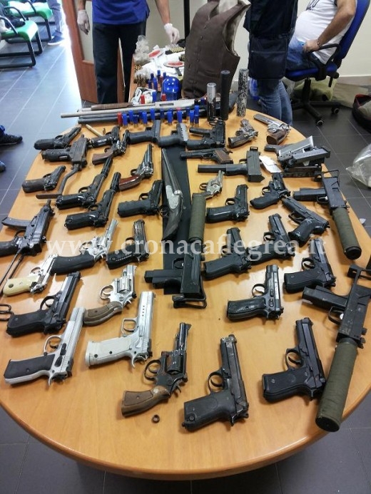 Molte  armi rinvenute durante il blitz della Polizia (foto archivio)