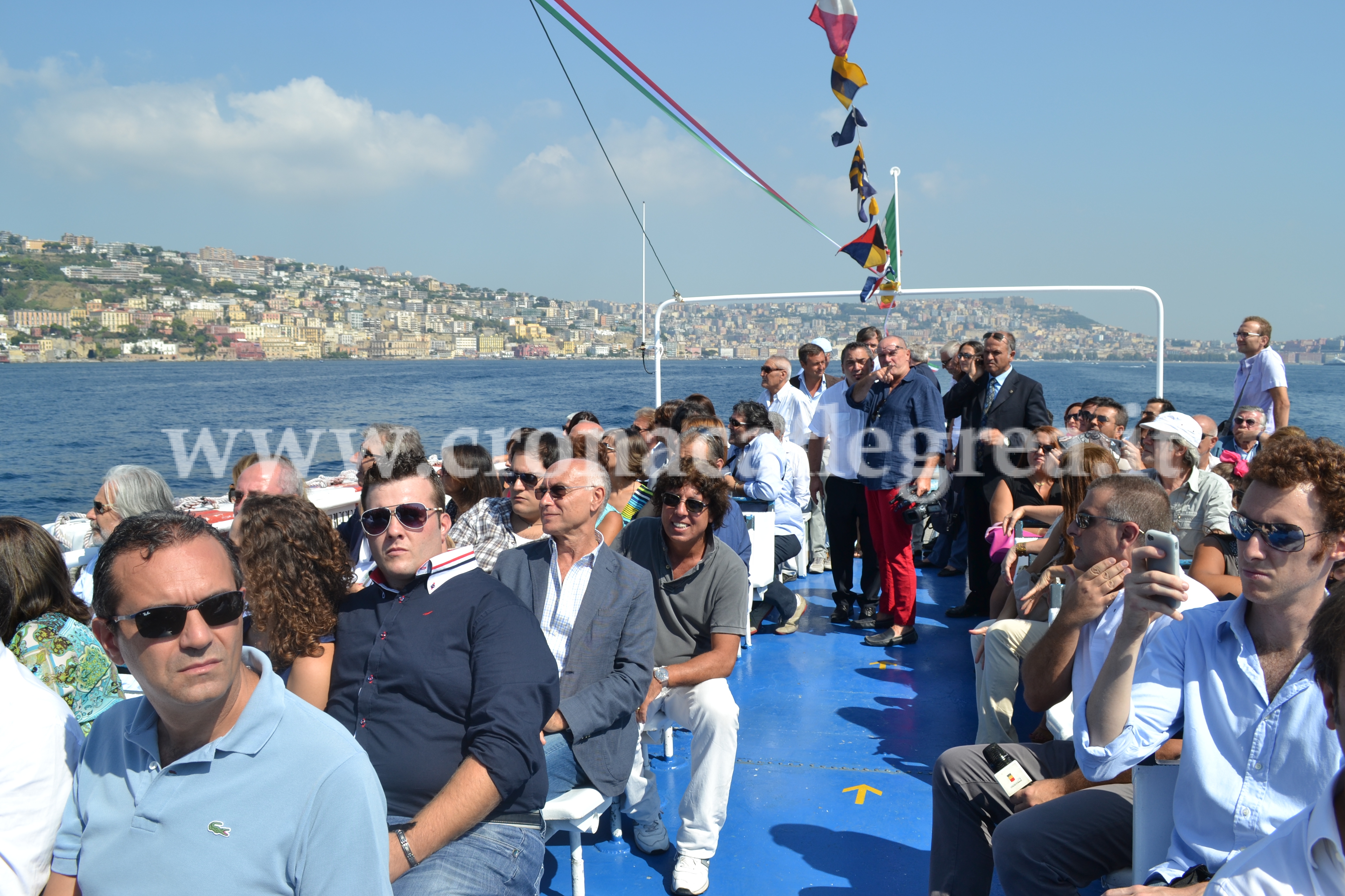 POZZUOLI/ Il Bateau Mouche da Napoli tocca le coste flegree