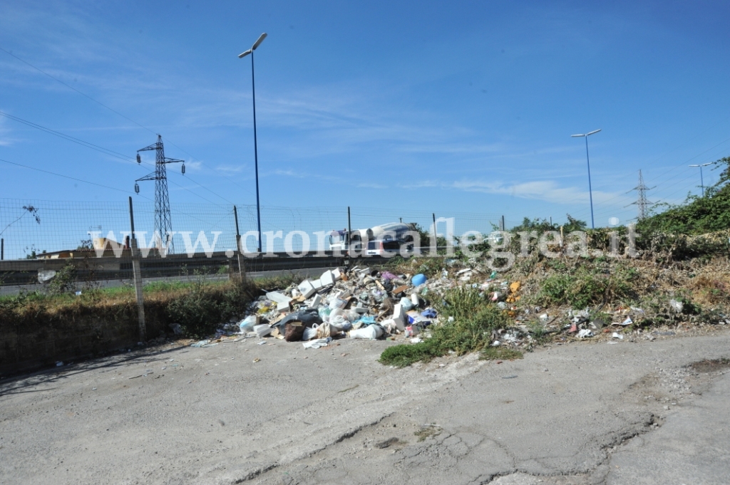 FOTONOTIZIA/ Pozzuoli, a via Fascione discarica rifiiuti con “vista tangenziale”