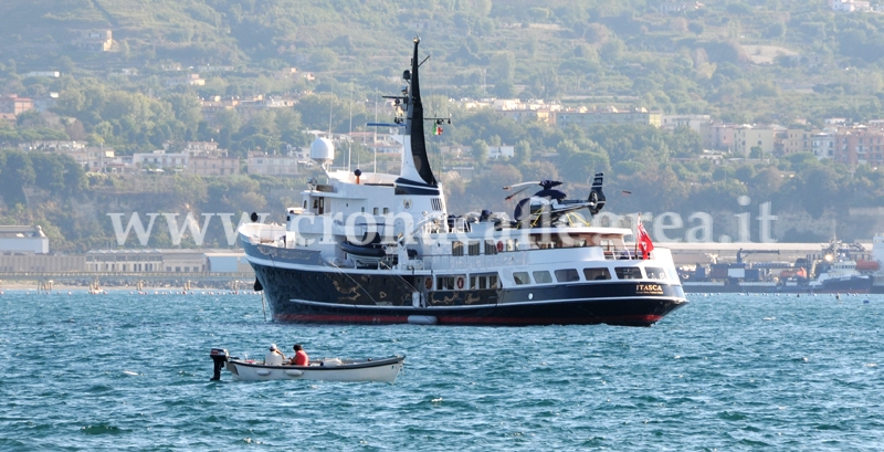 BACOLI/ Warner Bros, al porto di Baia un mega yacht hollywoodiano – LE FOTO