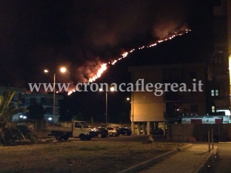 POZZUOLI/ Fuoco e fiamme da questa notte brucia il Monte Sant’Angelo – LE FOTO