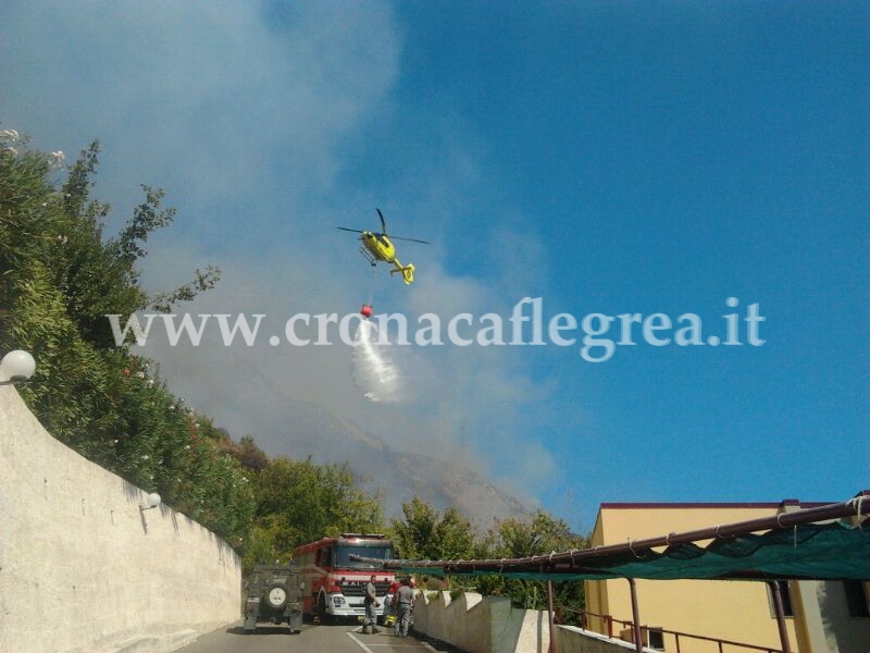 POZZUOLI/ Continuano a bruciare monte Barbaro e Sant’Angelo – Aggiornamenti in tempo reale