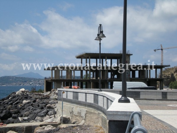 Lungomare Pozzuoli con «ecomostro» (2)