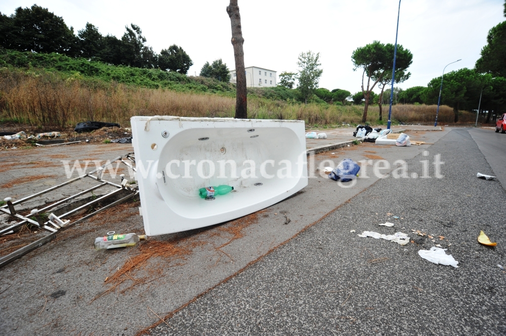 FOTONOTIZIA/ A Monterusciello si fa il bagno per strada, la vasca c’è