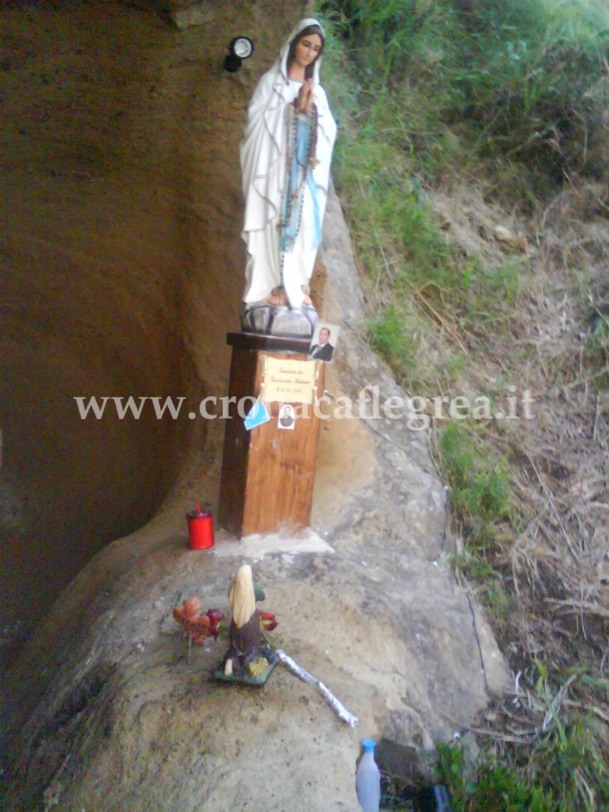 POZZUOLI/ Incendio Monte Barbaro, si teme per la Madonnina della Montagna