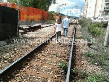 CAMPI FLEGREI/ Bloccata la Cumana, viaggiatori a piedi sui binari – LE FOTO