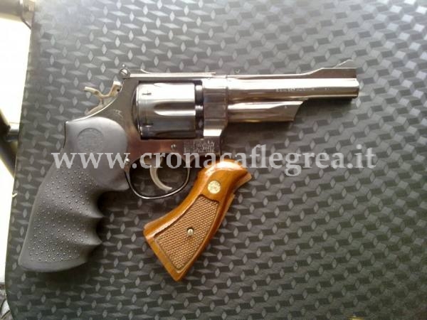 Minaccia il padre con una “Smith & Wesson”: arrestato