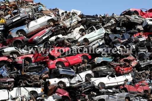 A Somma Vesuviana scoperto cimitero di auto rubate, tre in manette