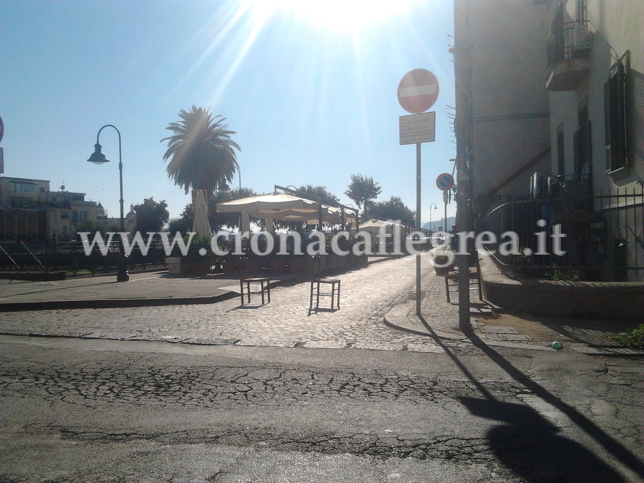 FOTONOTIZIA/ Transenne per chiudere la strada? No, a Pozzuoli si usano le sedie