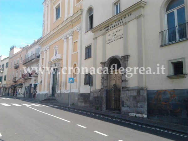 La struttura del Carlo Rosini adiacente alla Chiesa del Carmine